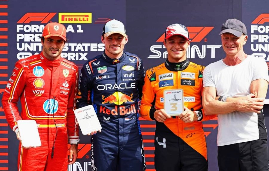 Sainz, Verstappen, Norris y el m&uacute;sico-cantante Sting en el podio de la F1.