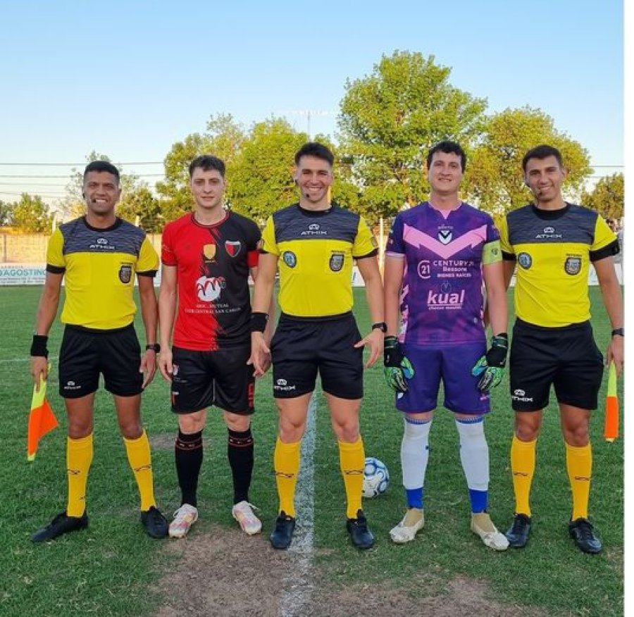 ANTES DE ARRANCAR. La foto de los capitanes con la terna encabezada por Agust&iacute;n Vegetti.