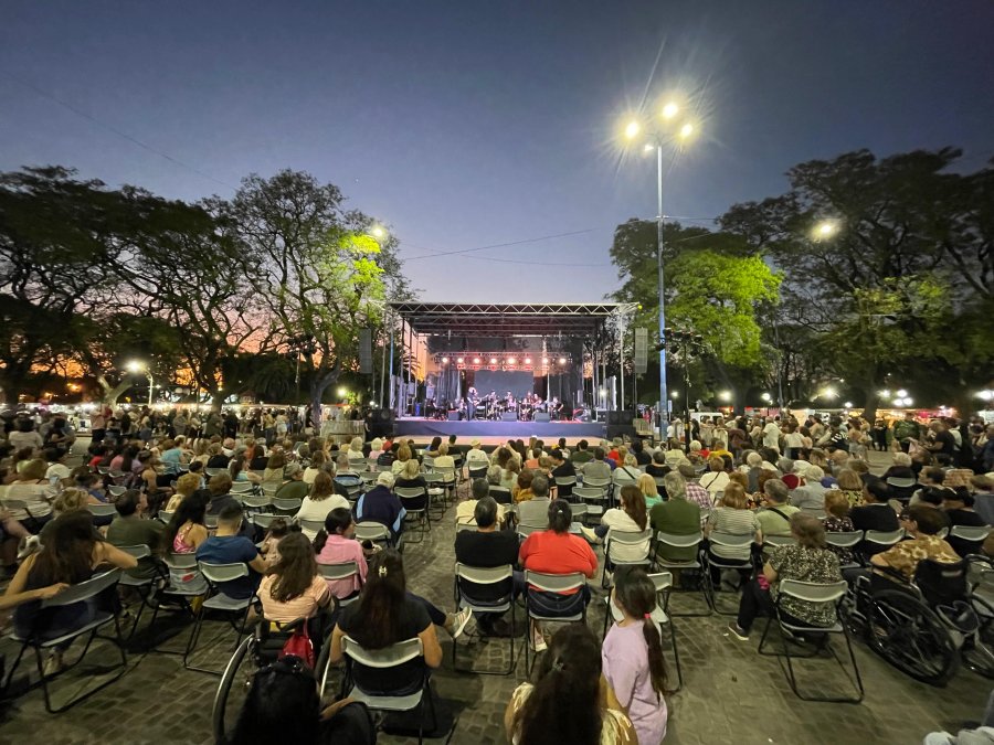 Una importante cantidad de sillas se colocaron frente al escenario principal, en el nacimiento de bulevar Santa Fe. (FOTO MARIO LIOTTA)