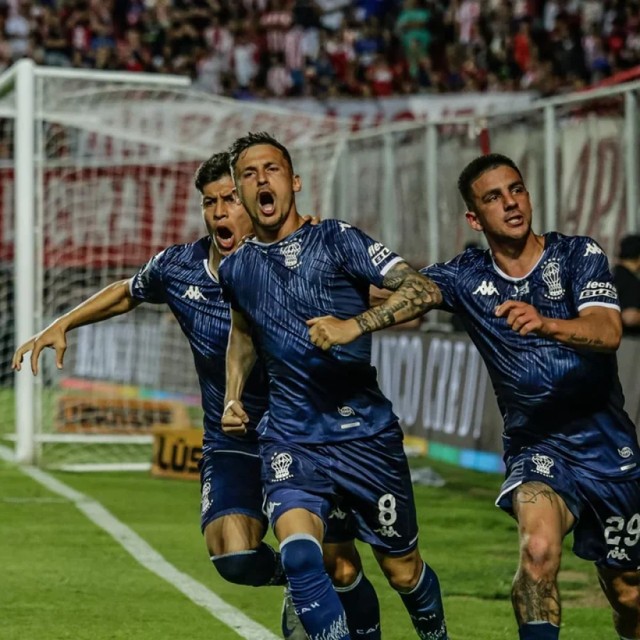 FESTEJO. Tres puntos de oro para el Globo.