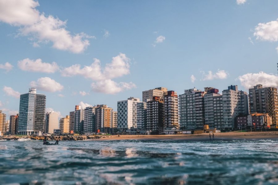 Adem&aacute;s de la playa y el mar ofrece un sinn&uacute;mero de actividades.
