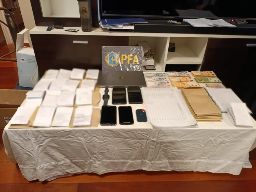 Secuestraron sumas multimillonarias en pesos, armas, municiones, dos autom&oacute;viles y facturas ap&oacute;crifas, entre otros elementos.
