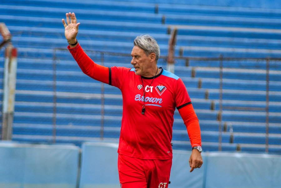 DT. Jorge Vivaldo, entrenador del equipo de Adrogu&eacute;.
