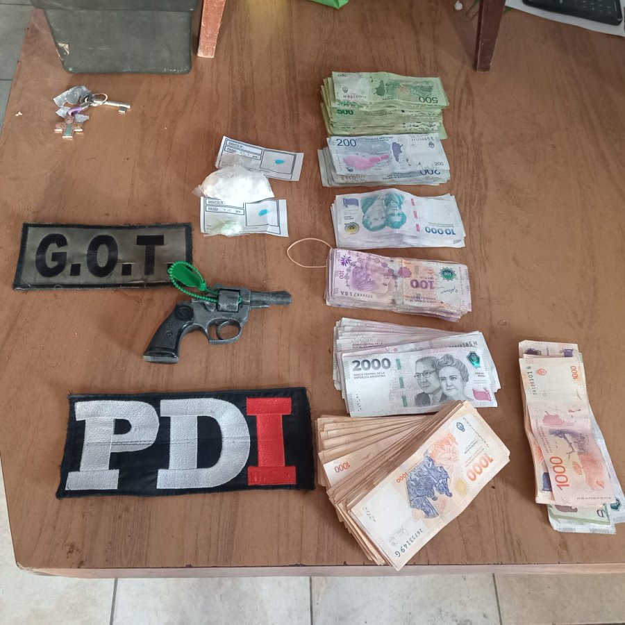 <i>Dinero en efectivo ($529.600), un rev&oacute;lver, y envoltorios con material estupefaciente fueron secuestrados por PDI.</i>