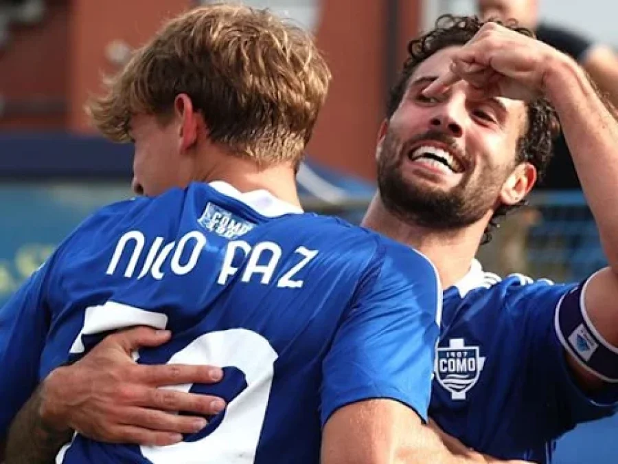 Nicol&aacute;s Paz con la camiseta del Como 1907 de Italia.