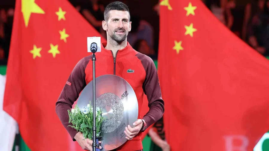 Djokovic con el trofeo de subcampe&oacute;n en Shanghai. No jugar&aacute; el torneo de Par&iacute;s.