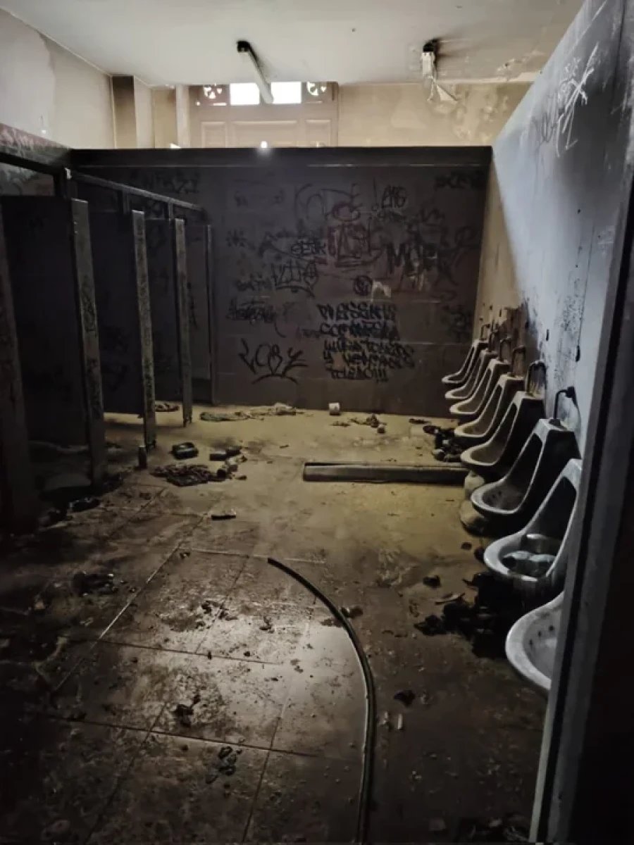 El ba&ntilde;o en el que se produjo el estallido.