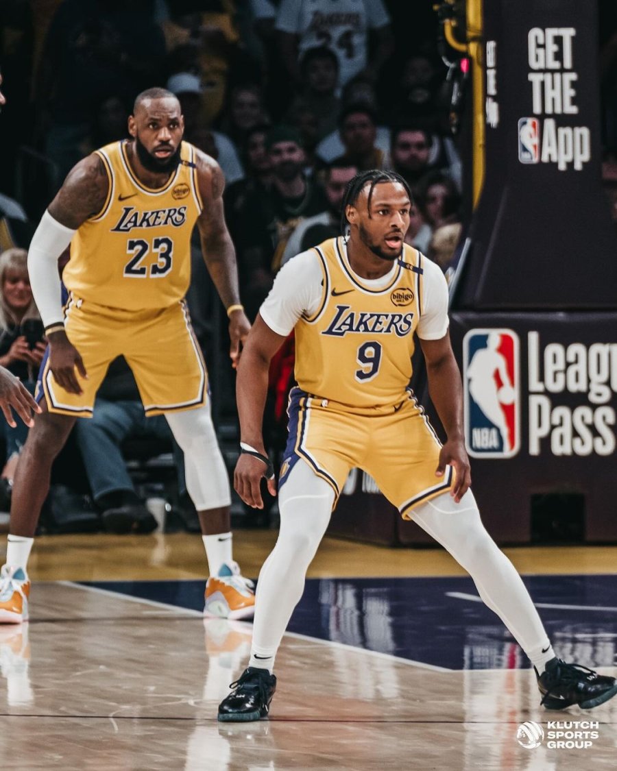GRAN MOMENTO. Con los Lakers, Lebron James y su hijo Bronny.