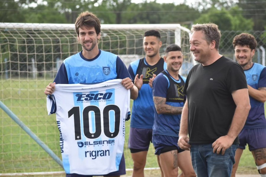 REFERENTE. Lucas Albertengo con el obsequio entregado por Andr&eacute;s Boidi.