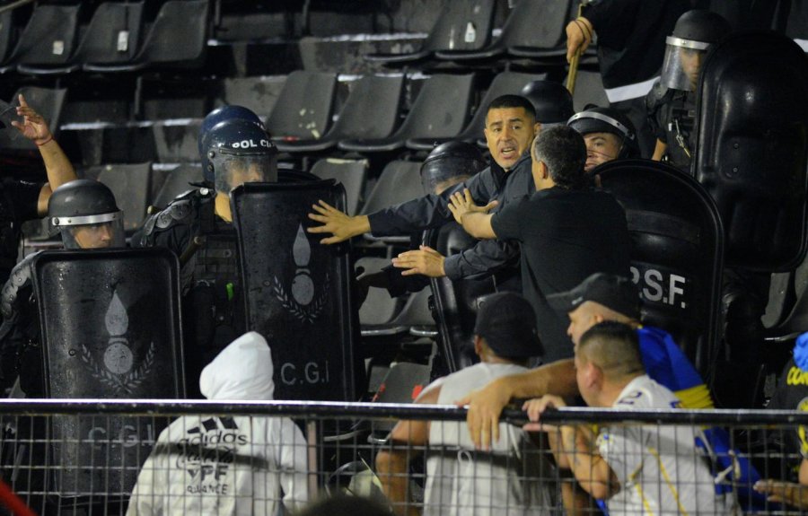 RIQUELME, ENTRE LOS HINCHAS DE BOCA Y LA POLICIA.