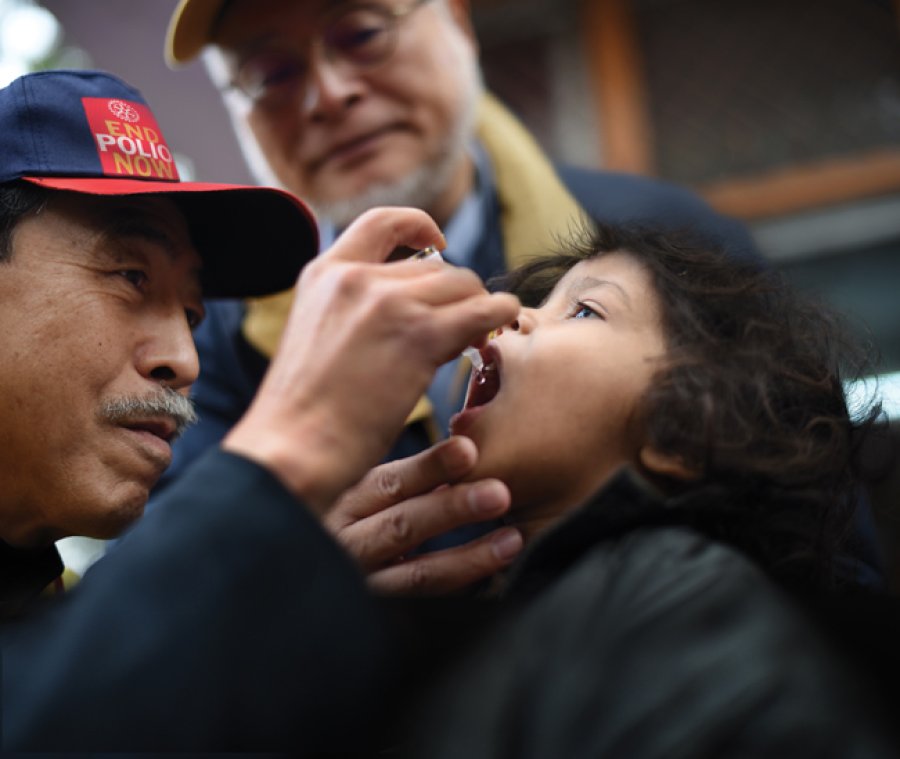 La vacuna contra la polio se administra de modo oral.