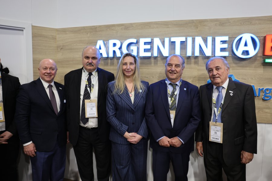 VISITA. La secretaria de Estado Karina Milei visit&oacute; la feria en Par&iacute;s y entreg&oacute; la "Marca Pa&iacute;s" al IPCVA.
