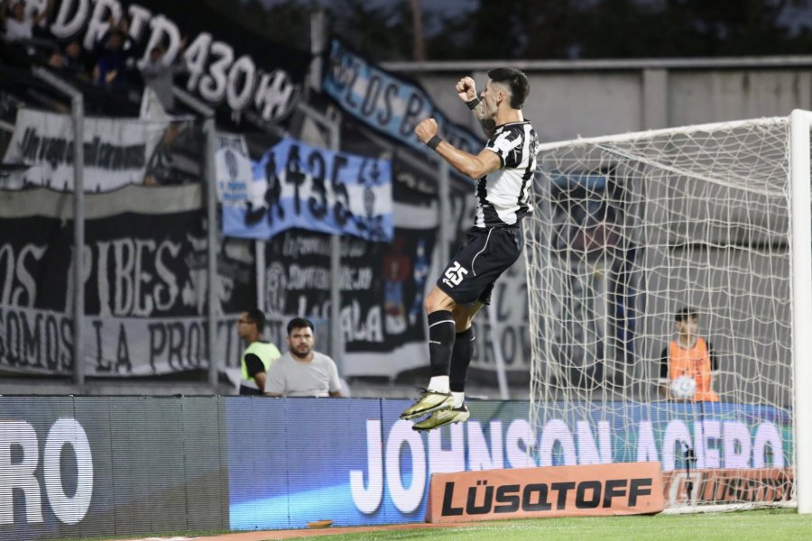 FESTEJO SANTIAGUE&Ntilde;O. Florentin le dio el triunfo.