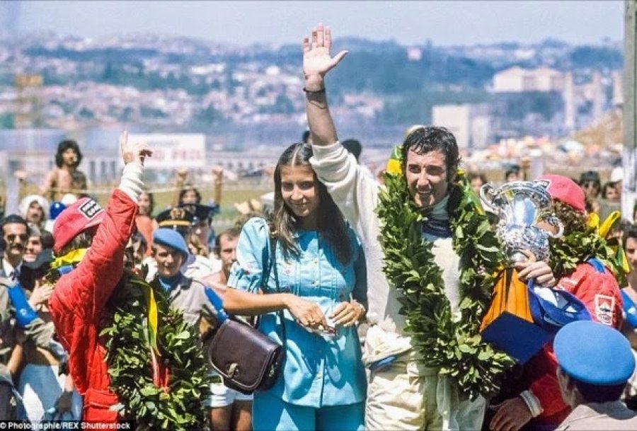 FESTEJO. El paulista en el podio luego de su &uacute;nica victoria en la F&oacute;rmula 1.