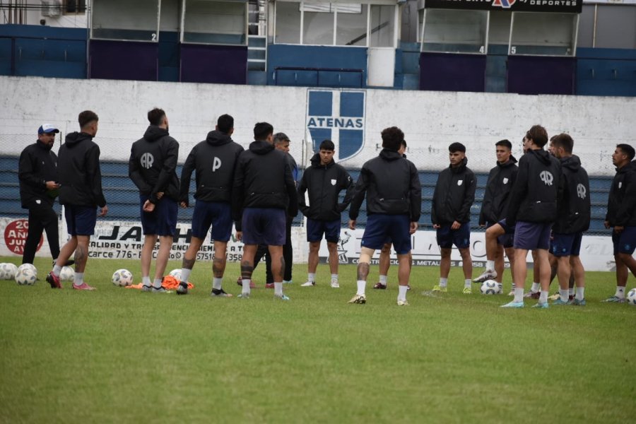 ULTIMA PRACTICA. El plantel se movi&oacute; en el Club Atenas.