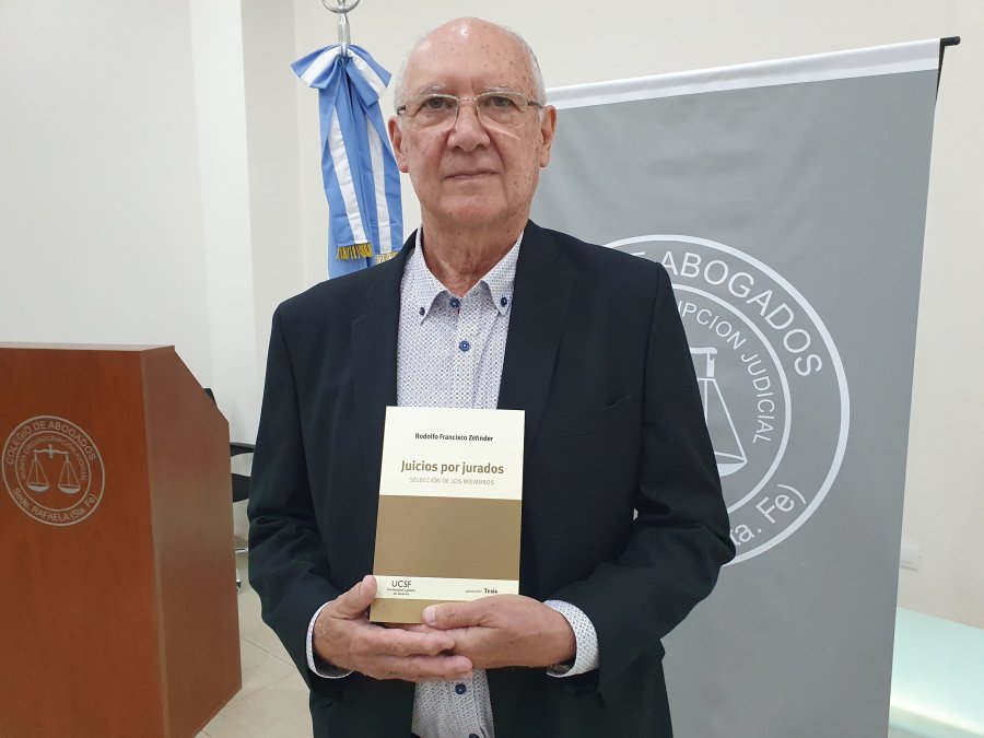 Rodolfo Zehnder posa orgulloso junto a su libro.