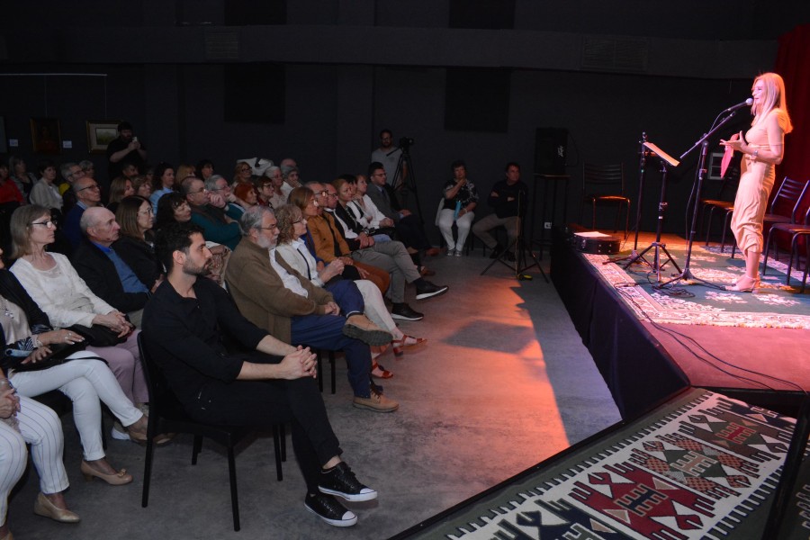Virginia Tessio y el p&uacute;blico durante su mensaje.