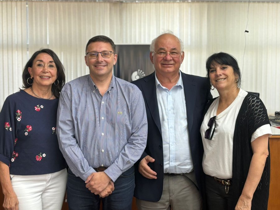 EN EL RECINTO. &Iacute;talo Cassina y Juana E. Cassina, los autores del cortometraje, junto a Lisandro M&aacute;rsico y Alejandra Sagardoy.