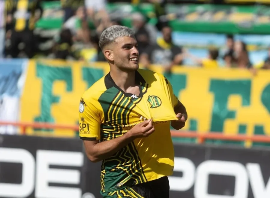 El&iacute;as Torres. celebra uno de los tantos del Tibur&oacute;n.