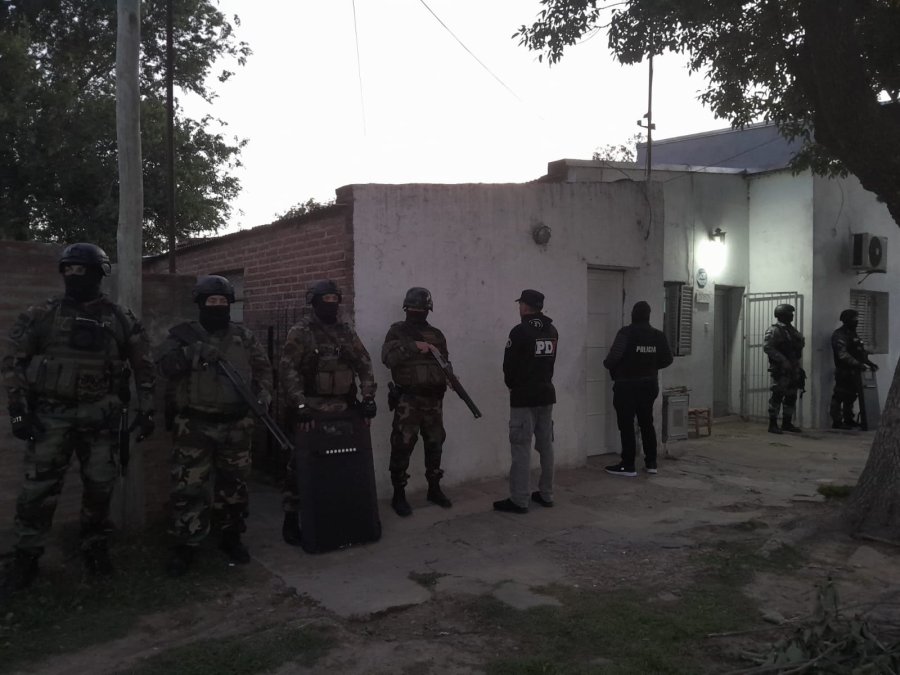 Se allanaron dos viviendas; algunas personas intentaron resistirse, y una de ellas intent&oacute; darse a la fuga.