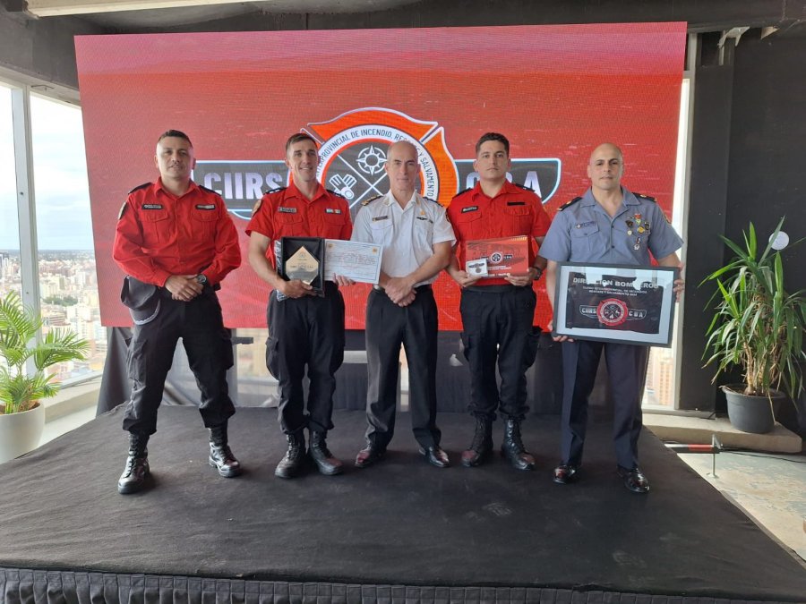 Los bomberos que recibieron diplomas por su labor destacada.