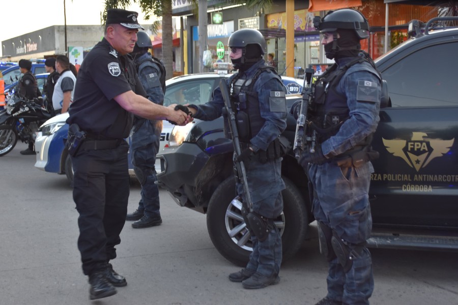 <i>Las autoridades santafesinas saludan a los agentes que participaron.</i>