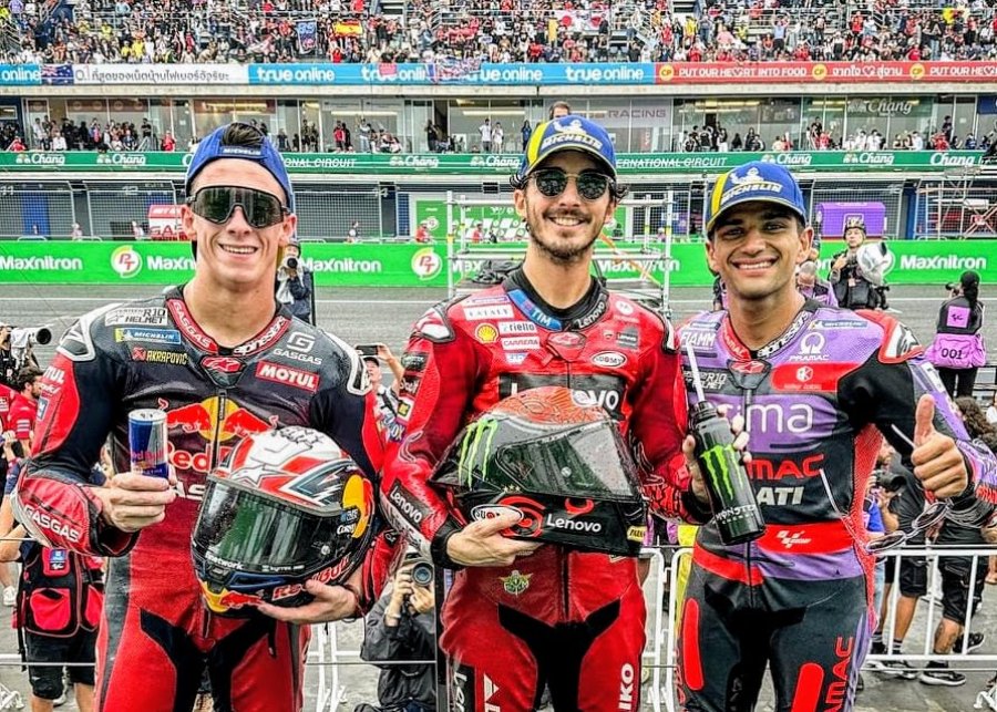 Pedro Acosta, Francesco Bagnaia y Jorge Mart&iacute;n en el podio de Tailandia.