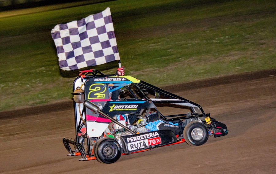 Benjam&iacute;n Bottazzi con la bandera cuadriculada tras ganar la final el Mini Power.