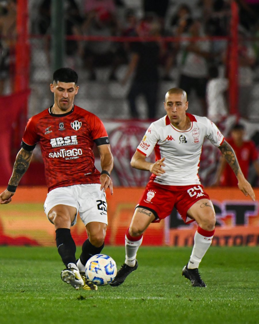 CHANCE DESPERDICIADA. Hurac&aacute;n, si ganaba, se pon&iacute;a a un punto de V&eacute;lez.