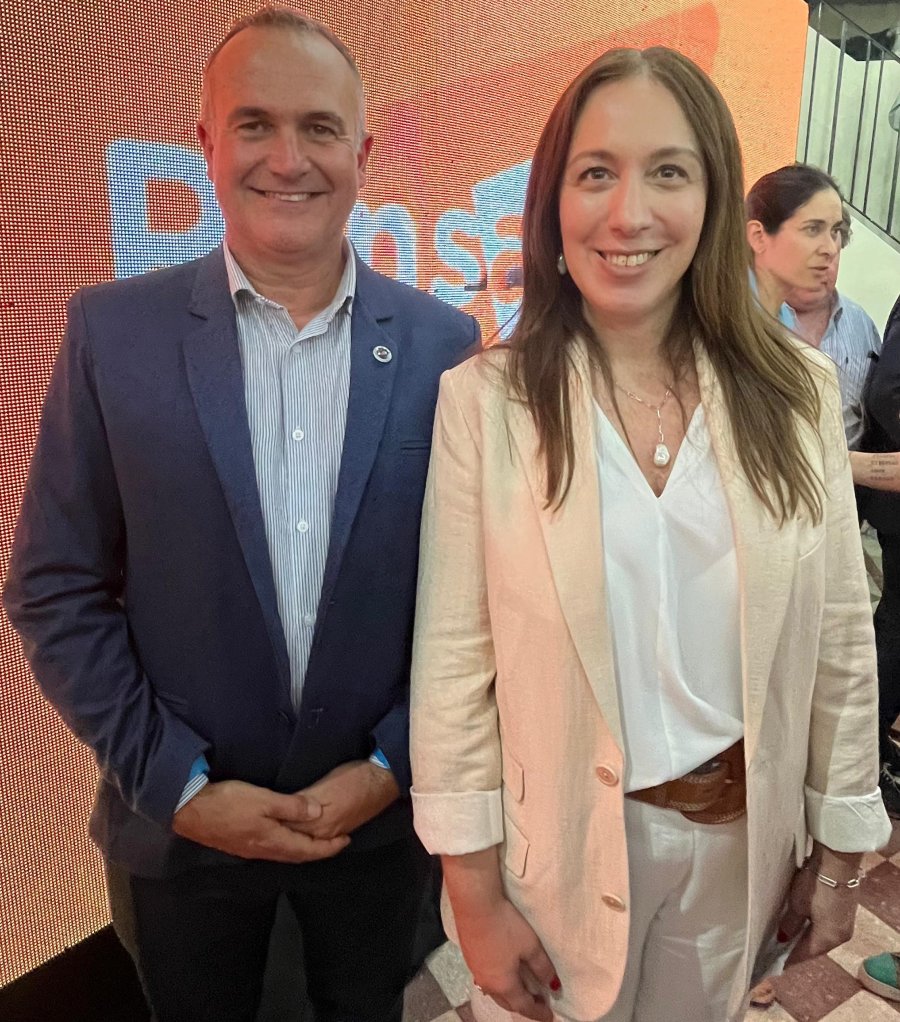 Ceferino Mondino junto a Mar&iacute;a Eugenia Vidal en la sede de Fundaci&oacute;n Pensar en Rosario.
