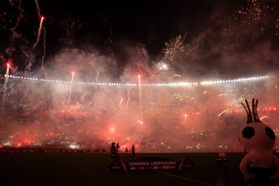 El cielo se ti&ntilde;o de rojo en el estadio El Monumental.