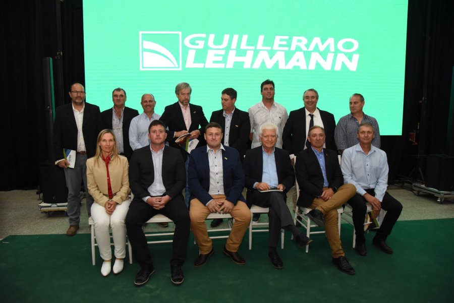 Emmanuel Pietrob&oacute;n junto a los integrantes de la Directiva de la Cooperativa Lehmann durante la asamblea en Pilar.