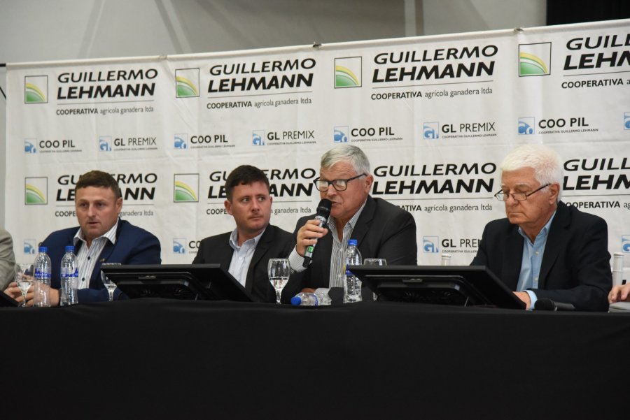 La mesa de autoridades de la Cooperativa al presidir la asamblea que reuni&oacute; a los asociados de la entidad. (FOTO COOP. LEHMANN)