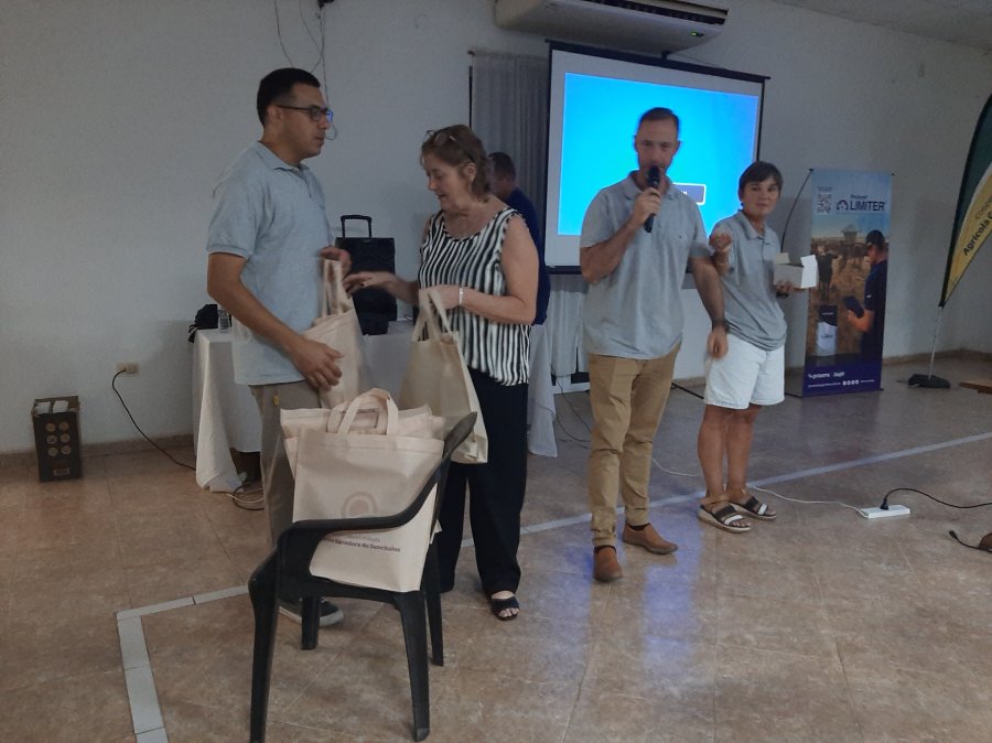 DISERTACI&Oacute;N. Marcela Ambroggio, David Peretti y Melina Gorosito durante la realizaci&oacute;n.