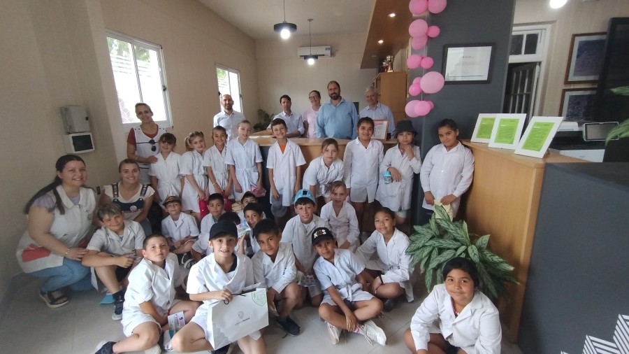 ESCOLARES. La delegaci&oacute;n que visit&oacute; la sede comunal y la planta de agua potable.