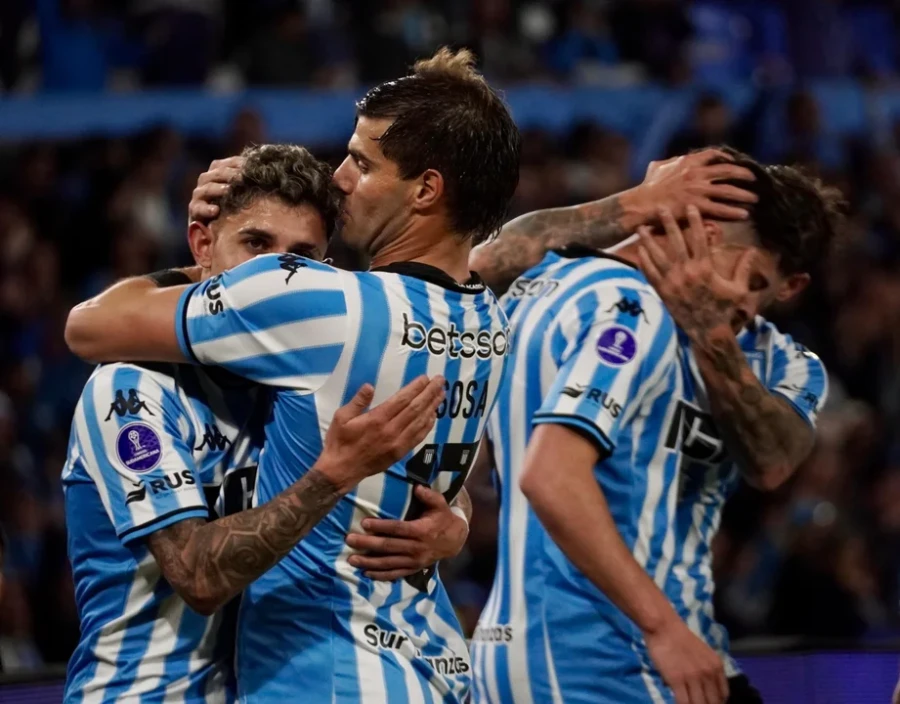ABRAZADO A LA ILUSION. Racing va por la clasificaci&oacute;n a la final.