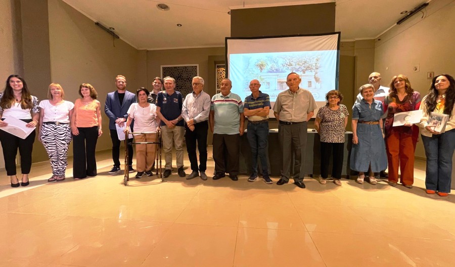 DISTINGUIDOS. El grupo que recibi&oacute; el reconocimiento con los ediles.