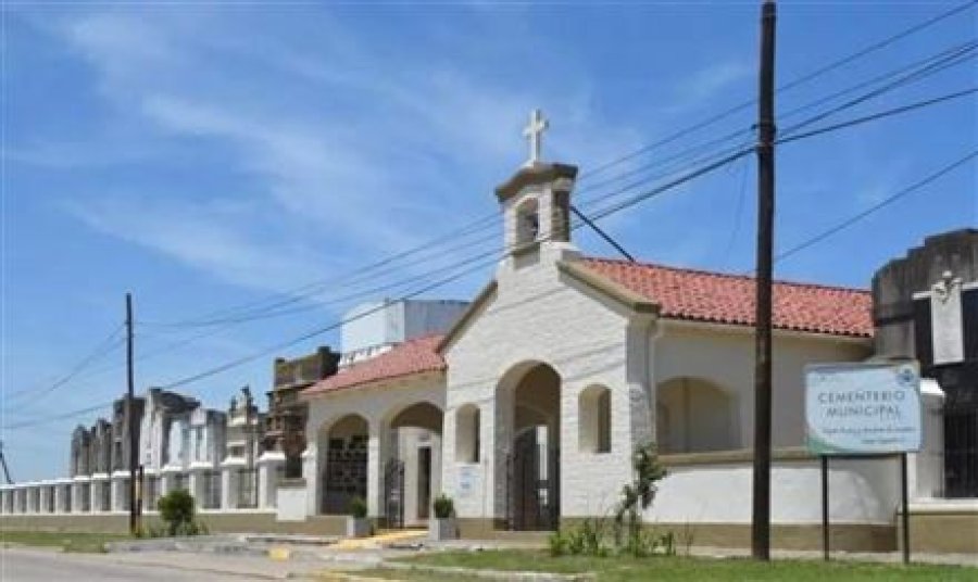 CEMENTERIO MUNICIPAL. Puerta principal de acceso a la necr&oacute;polis local.