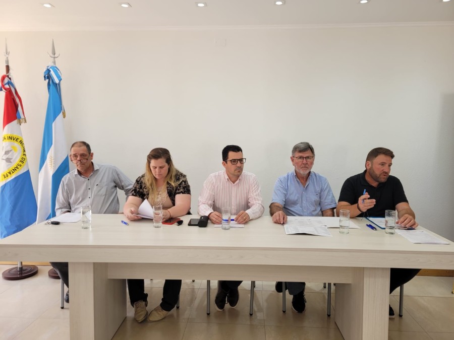 La mesa que presidi&oacute; el encuentro.