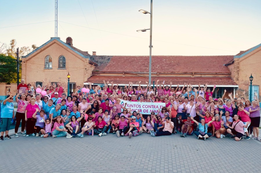 El grupo que particip&oacute; de la caminata en la Estaci&oacute;n del Ferrocarril.