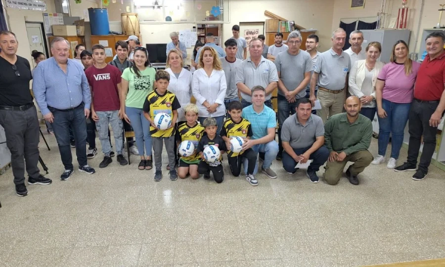 Autoridades y beneficiarios en el acto de San Crist&oacute;bal.
