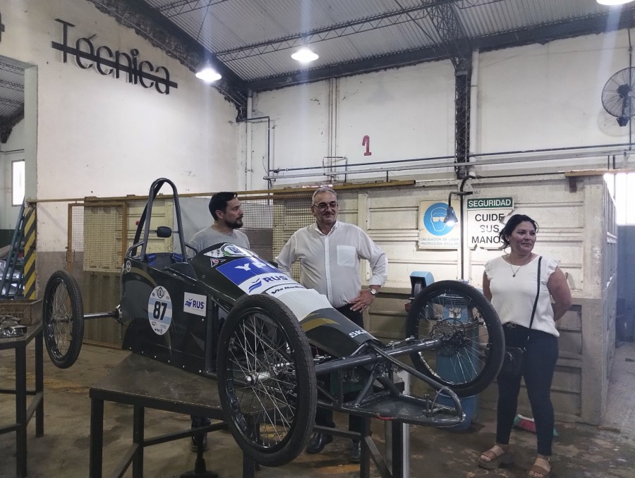 EN LA ESCUELA Durante la recorrida visitando el veh&iacute;culo construido por los alumnos.