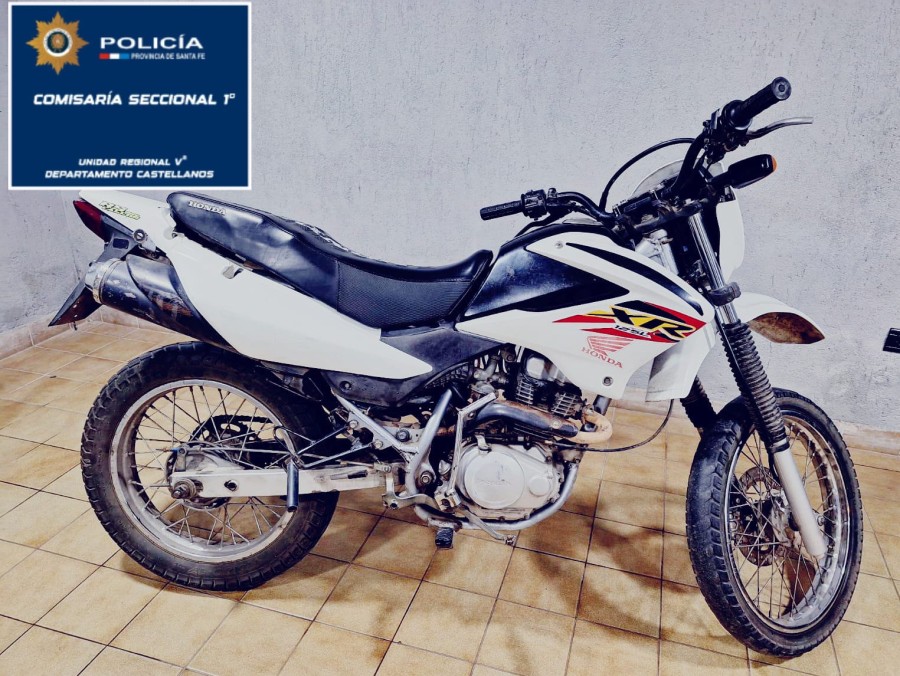MOTO DE CROSS. Estaba abandonada en calle Aar&oacute;n Castellanos y Eduardo Oliber.
