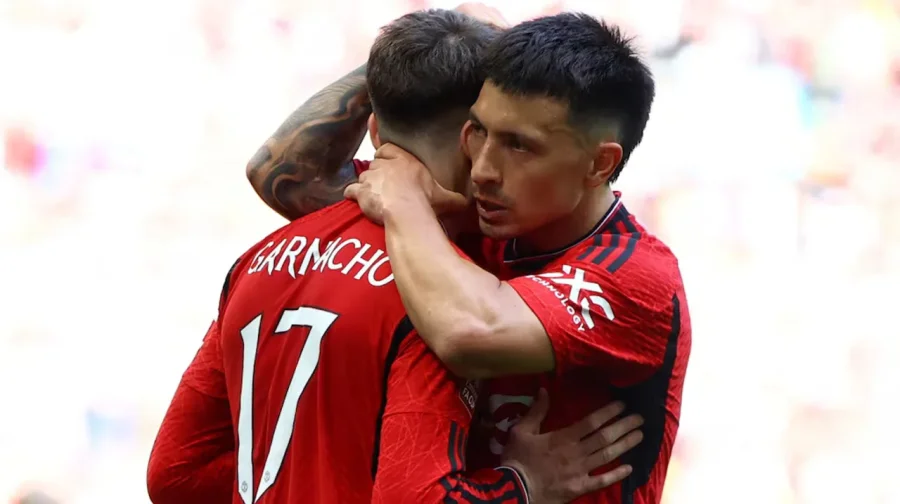 Alejandro Garnacho y Lisandro Mart&iacute;nez festejan un gol.