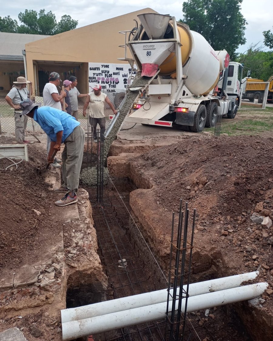 Obreros iniciando la construcci&oacute;n del aula.