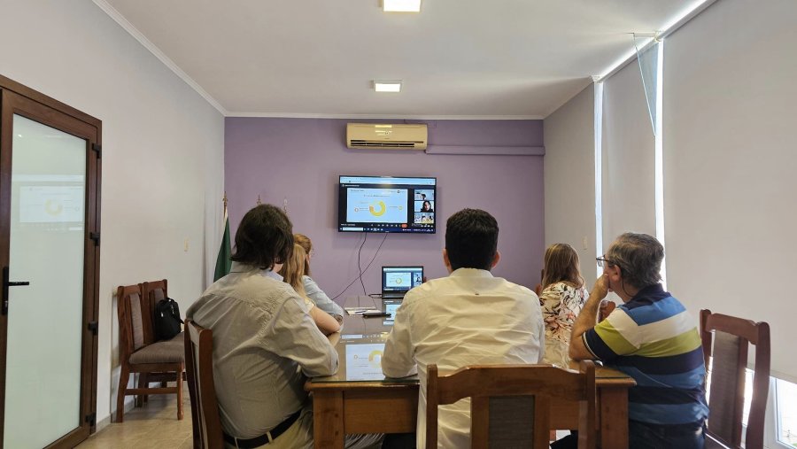 El encuentro en el que se present&oacute; el informe.