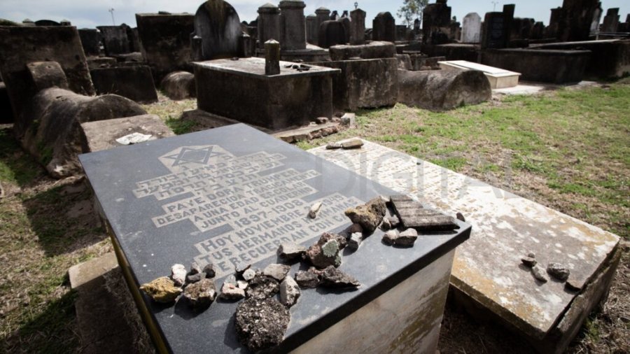 Cementerio israelita de Mois&eacute;s Ville, ubicado a 3 km. del casco urbano.