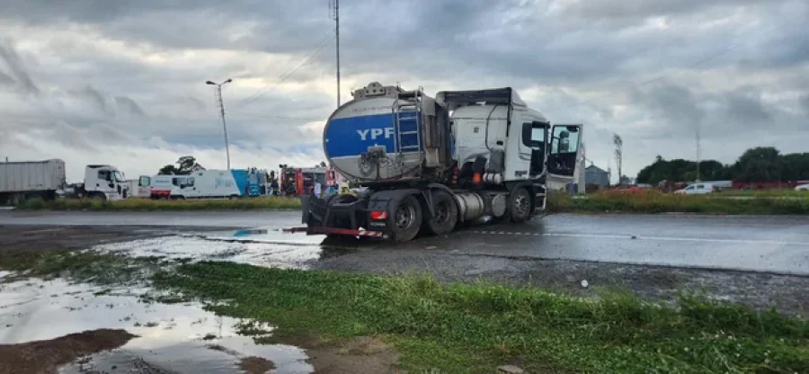 <i>Asi qued&oacute; el cami&oacute;n de YPF siniestrado, que transportaba aceite.</i>