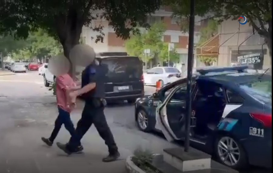 El hombre buscado al momento de ser detenido.