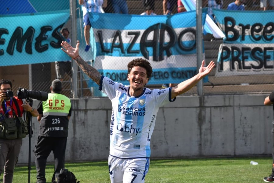 JON&Aacute;S AGUIRRE FESTEJA SU GOL, EL PARCIAL 2-0 PARA LA CREMA